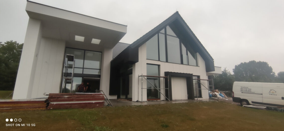 Amedo Kraków - elewacja i wykończenie wnętrz - Dom w Węgrzcach (7)